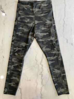 Athleta Ultimate Stash Pocket 7/8 Camo Tight Women's Leggings - Size Small.